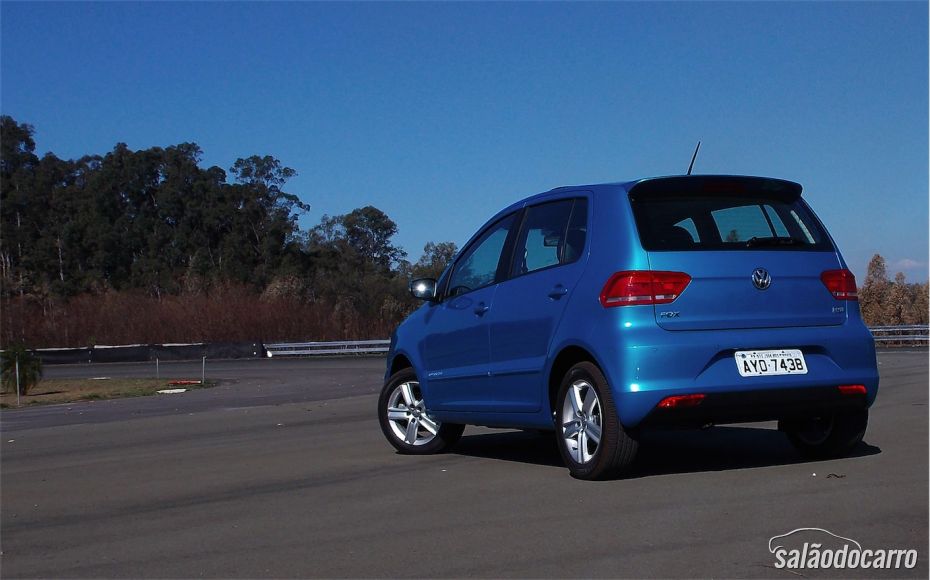 Traseira usa lanterna bem parecida, porém menor, do irmão maior Golf