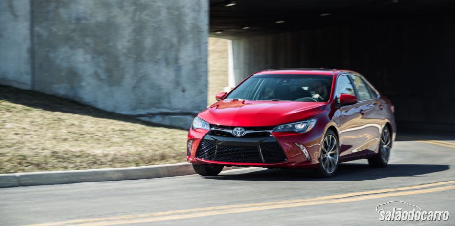 Toyota divulga imagem do Camry reestilizado