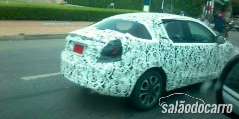 Novo Mazda 2 Sedan 2015 é flagrado nas ruas japonesas