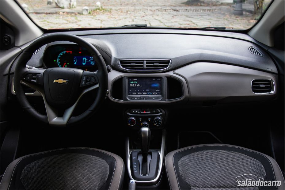 Interior do Prisma com câmbio automático