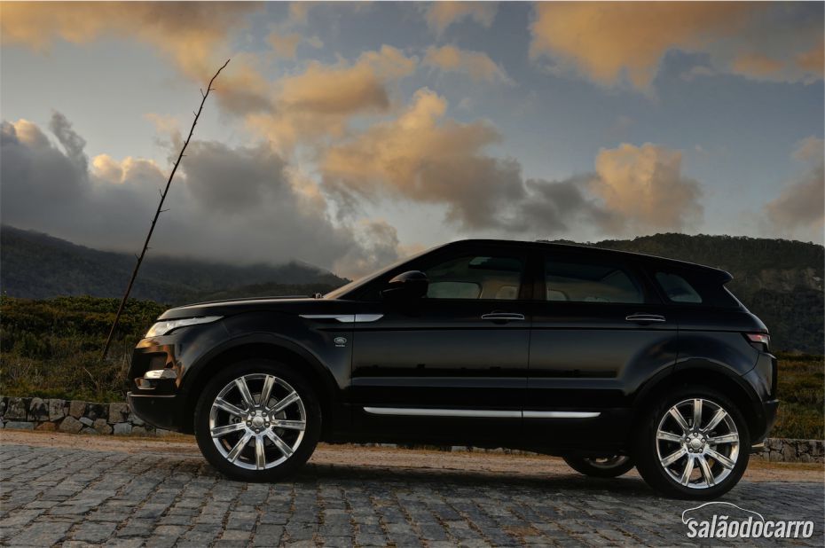 Visão lateral do Range Rover Evoque