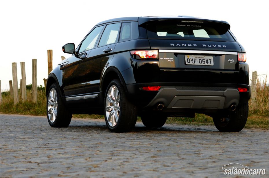 A traseira mistura visual de SUV e Esportivo