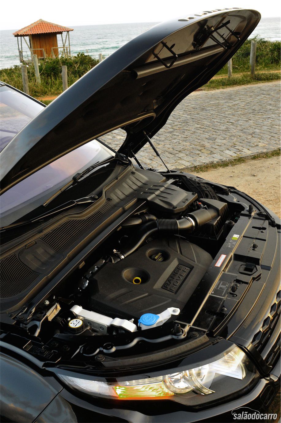 Sob o capô, o motor 2.0 turbo que entrega 240 cv