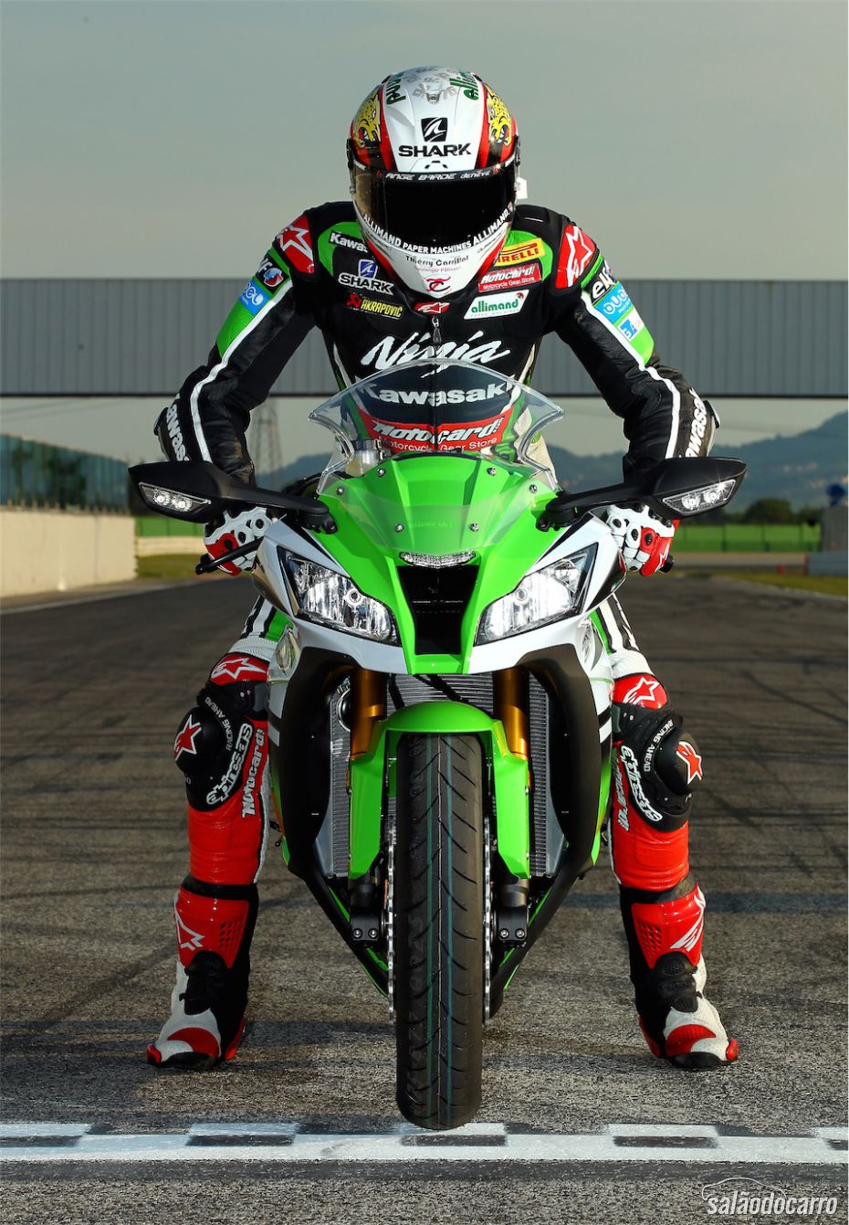 Piloto e a famosa Ninja ZX-10R