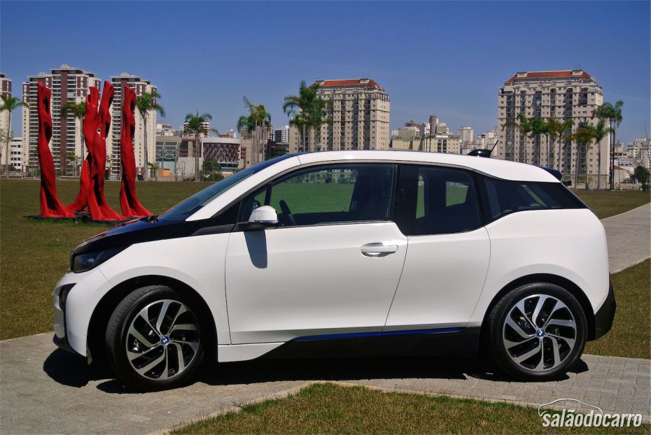 Visão lateral, carro tem tamanho de hatch médio