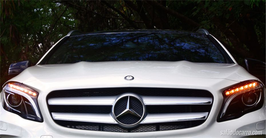 Detalhe da grade frontal do GLA