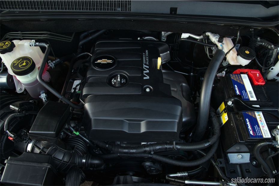 Sob o capô da S10, o motor de 206cv (com etanol)