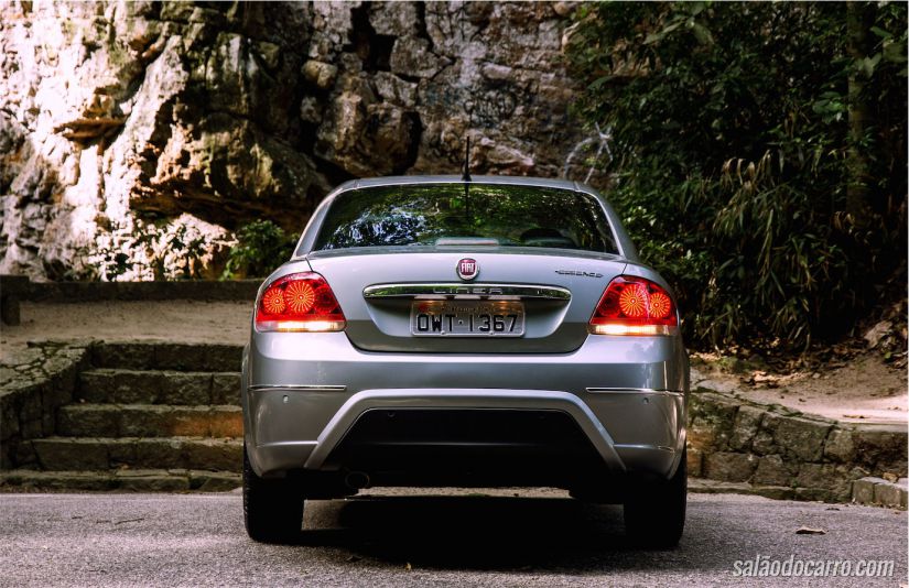 Traseira do Fiat Linea Essence