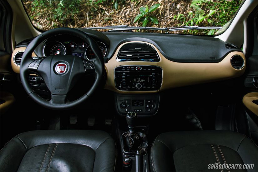 Interior do Fiat Linea Essence