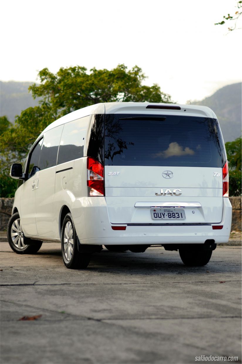 Traseira da van JAC T8