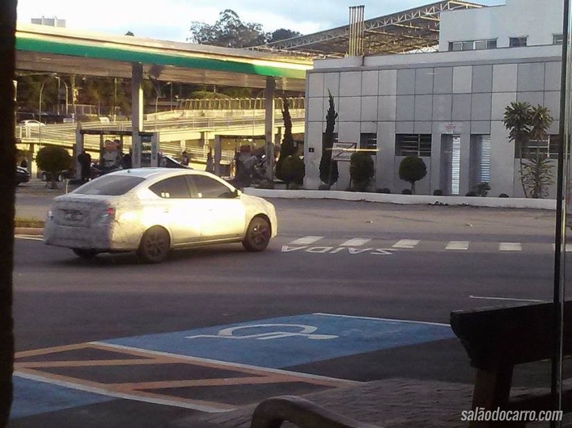 Nissan Versa é flagrado com camuflagem