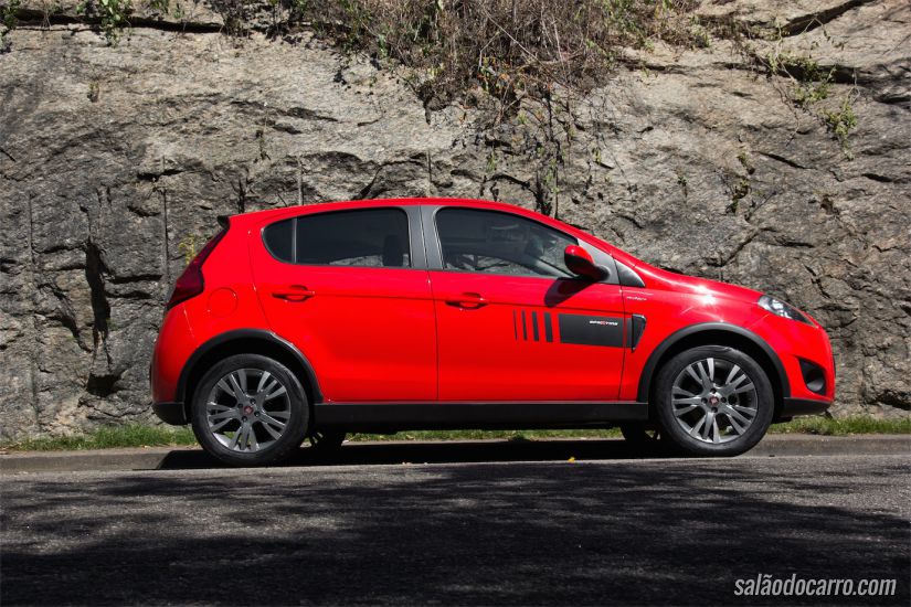 Visão lateral do Fiat Palio Sporting