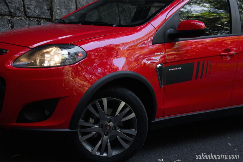 Detalhe das rodas esportivas