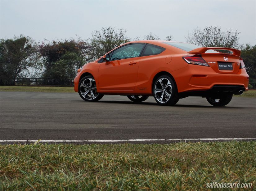 Rodas esportivas, aerofólio de série e um motor de 206cv