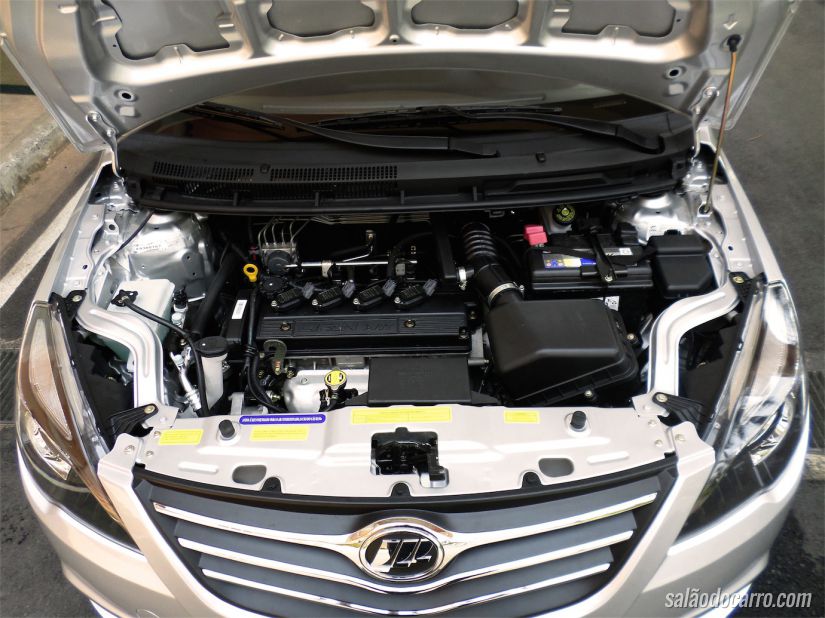 Sob o capô, um motor de 103 cv com 13,6 kgfm de torque - bem fraco, é verdade