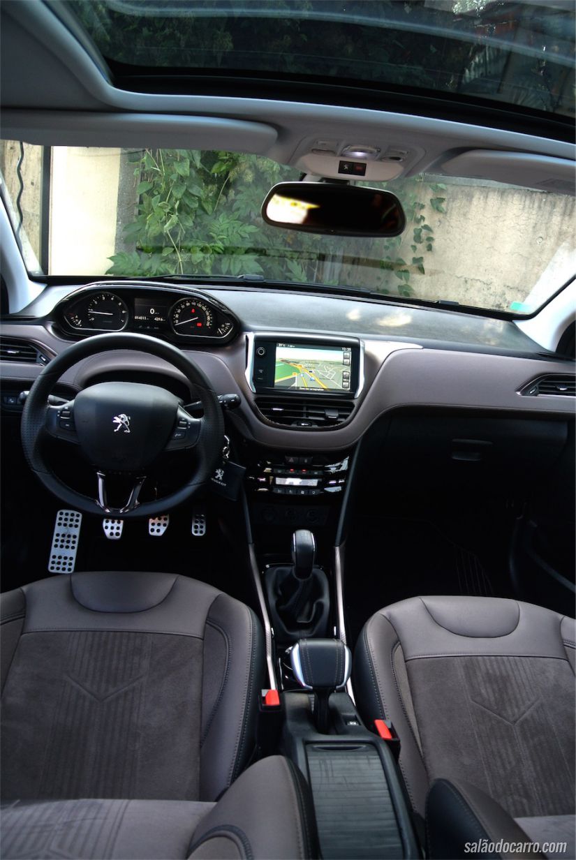 Interior é bem parecido com o Peugeot 208