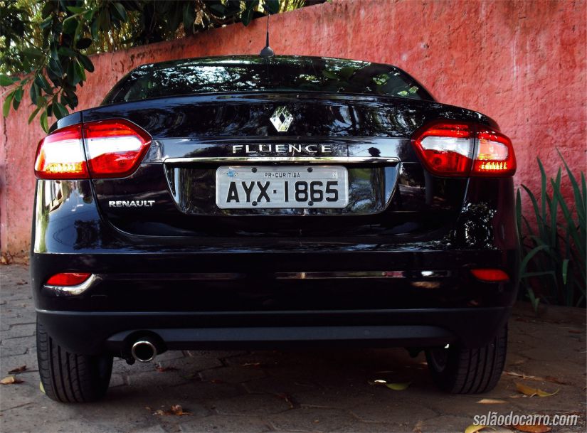 Visão traseira do carro
