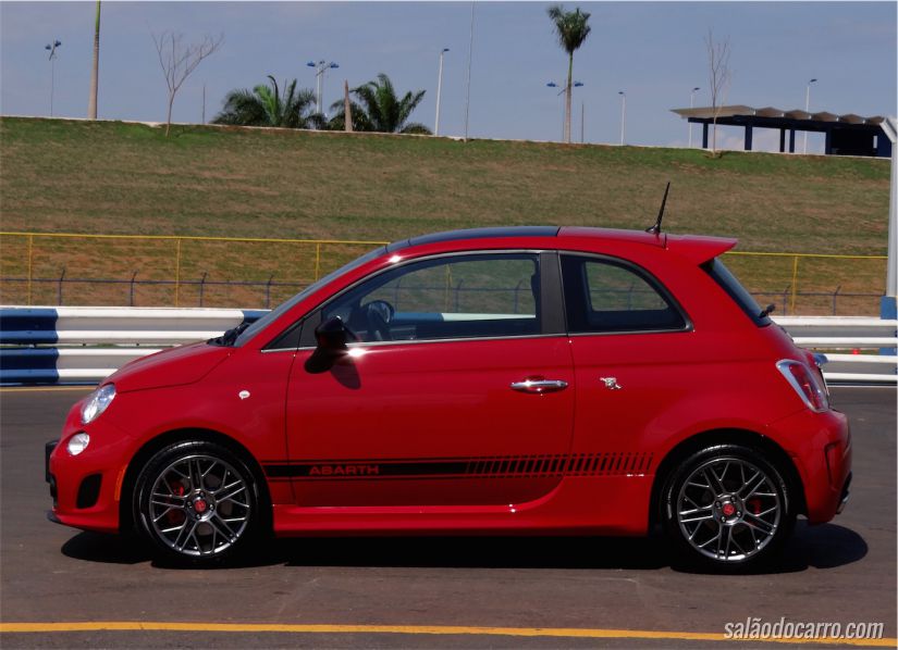 Visão lateral do 500 Abarth