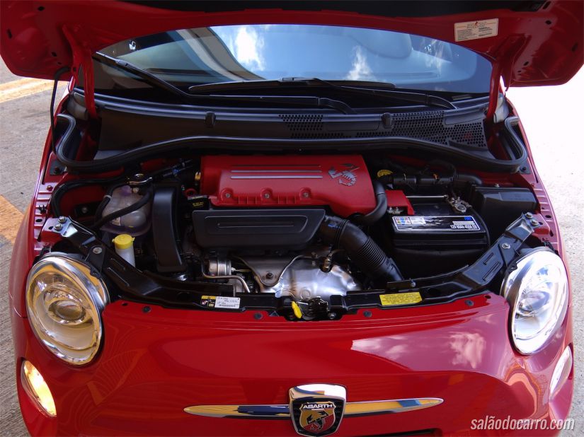Sob o capô do 500 Abarth