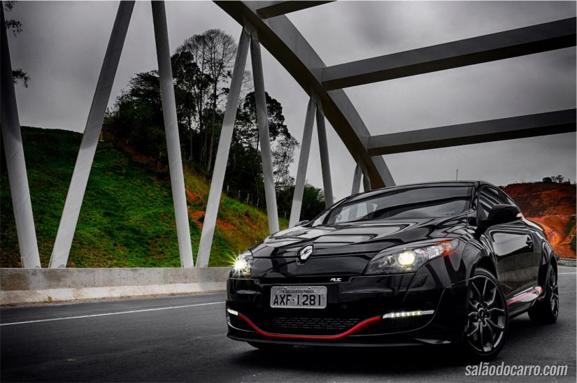 Mégane R.S. tem um design agressivo e esportivo