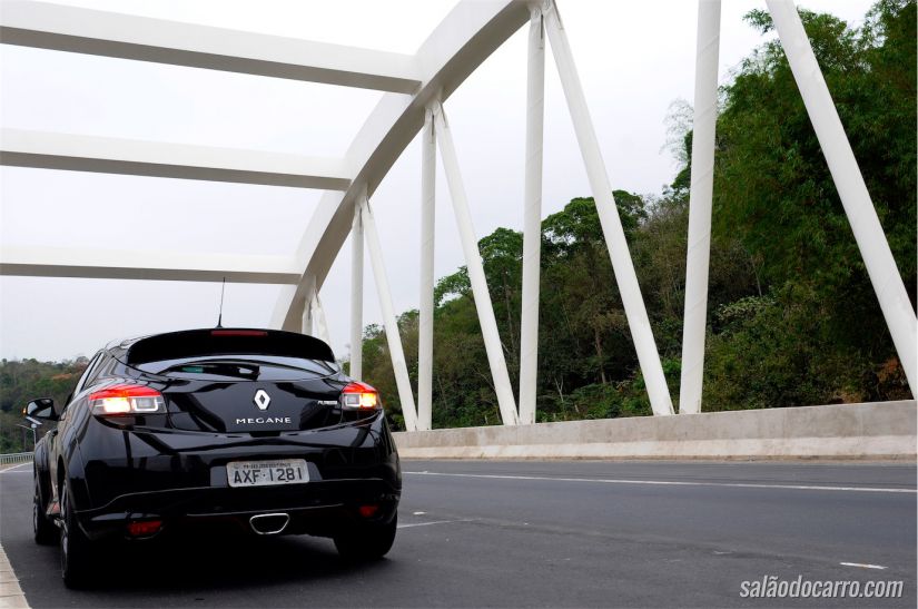 A traseira lembra as linhas do Veloster