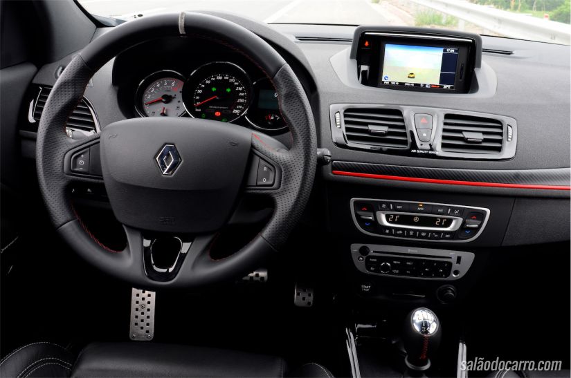 Interior conta com GPS integrado e ar dual-zone