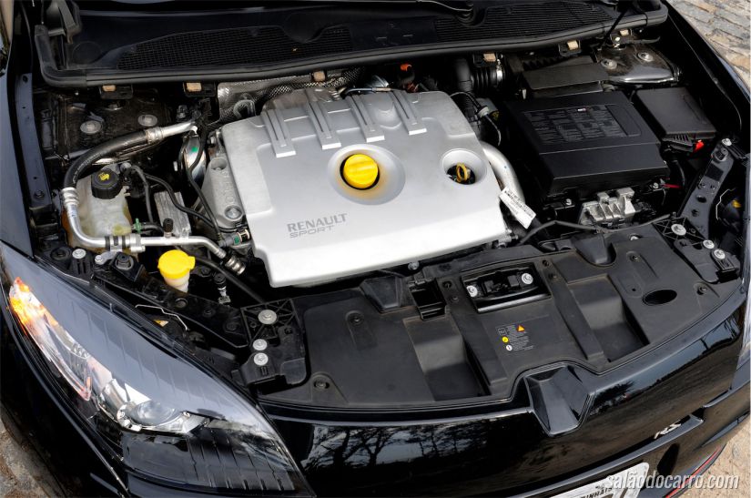Sob o capô, o motor de 265cv que ajuda na brincadeira