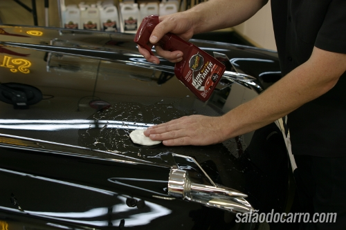 Borrifando e usando a Clay bar