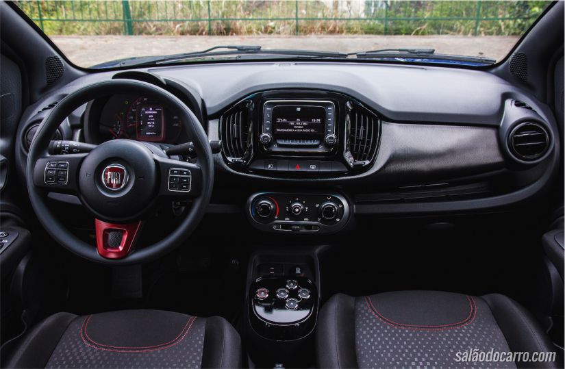 Interior do Fiat Uno Sporting