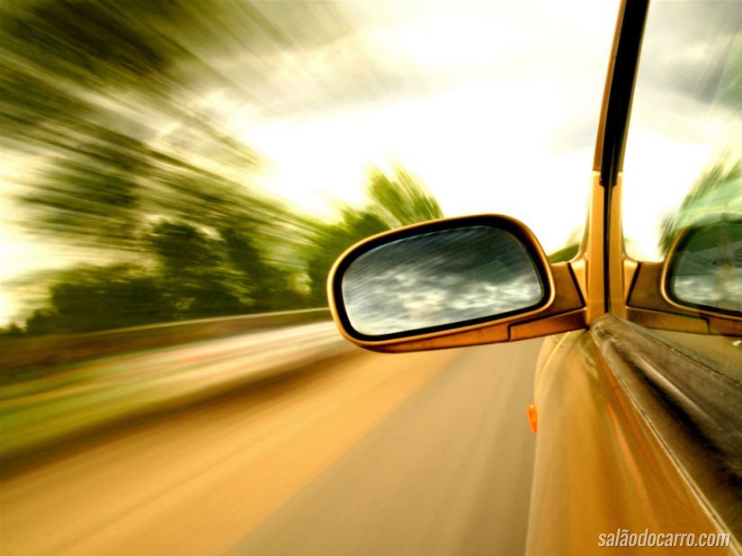 Estrada pelo retrovisor do carro
