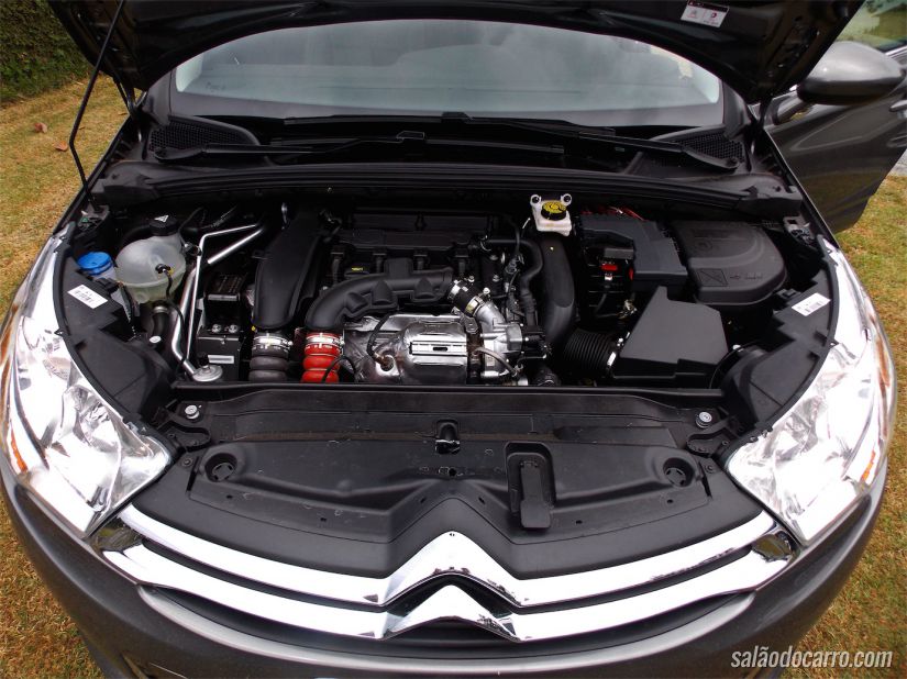 Sob o capô, o motor THP de 173cv