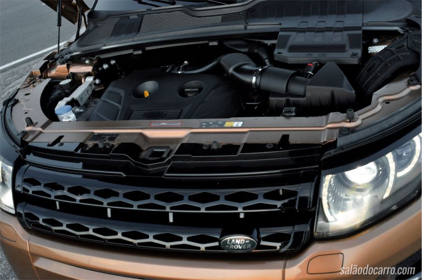 Sob o capô, o motor de 240 cv da Evoque Zanzibar