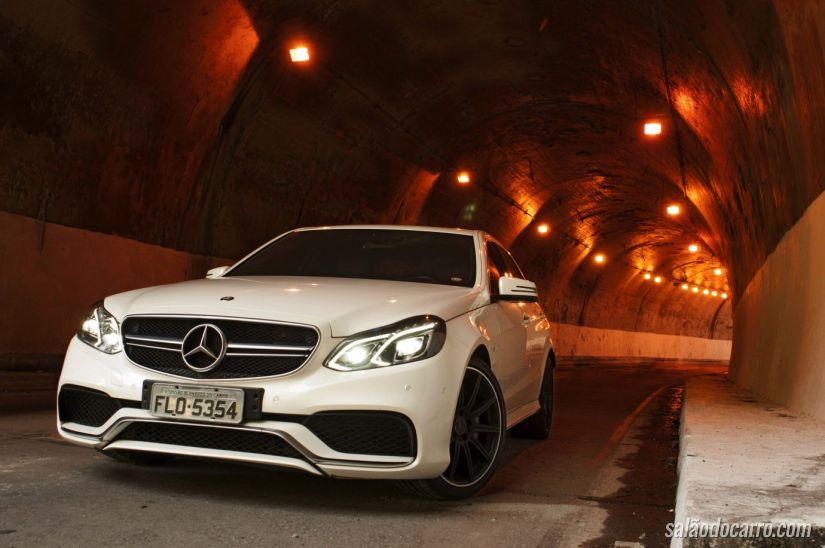 Máquina com motor V8 devora asfalto