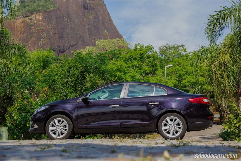 Visão lateral do sedan médio