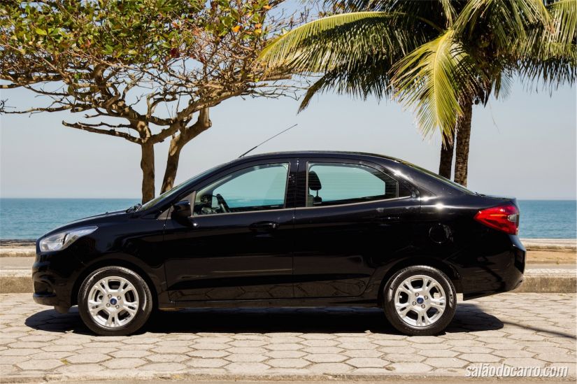 Visão lateral do sedan compacto
