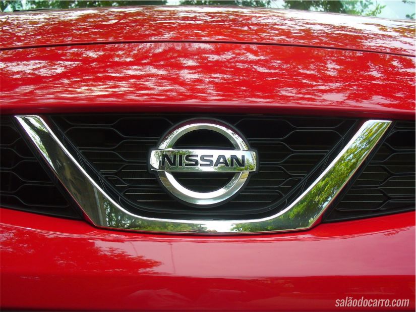 Detalhe do emblema da montadora Nissan