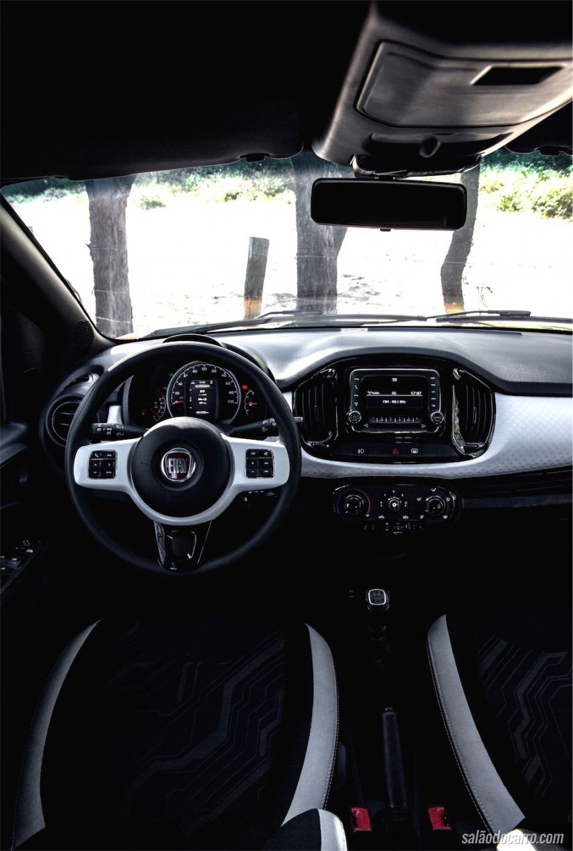 Interior do Fiat Uno Attractive
