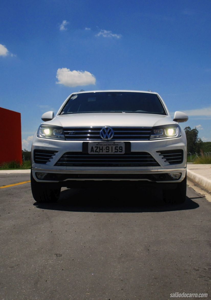 Frente imponente do Touareg com pacote R-Line