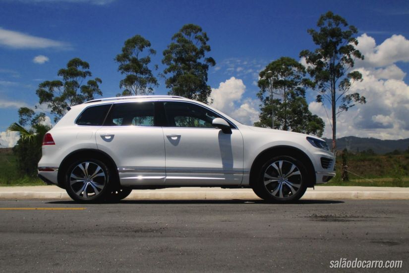 Visão lateral da grande SUV