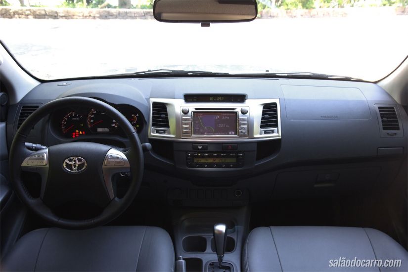 Interior da Hilux SRV Flex