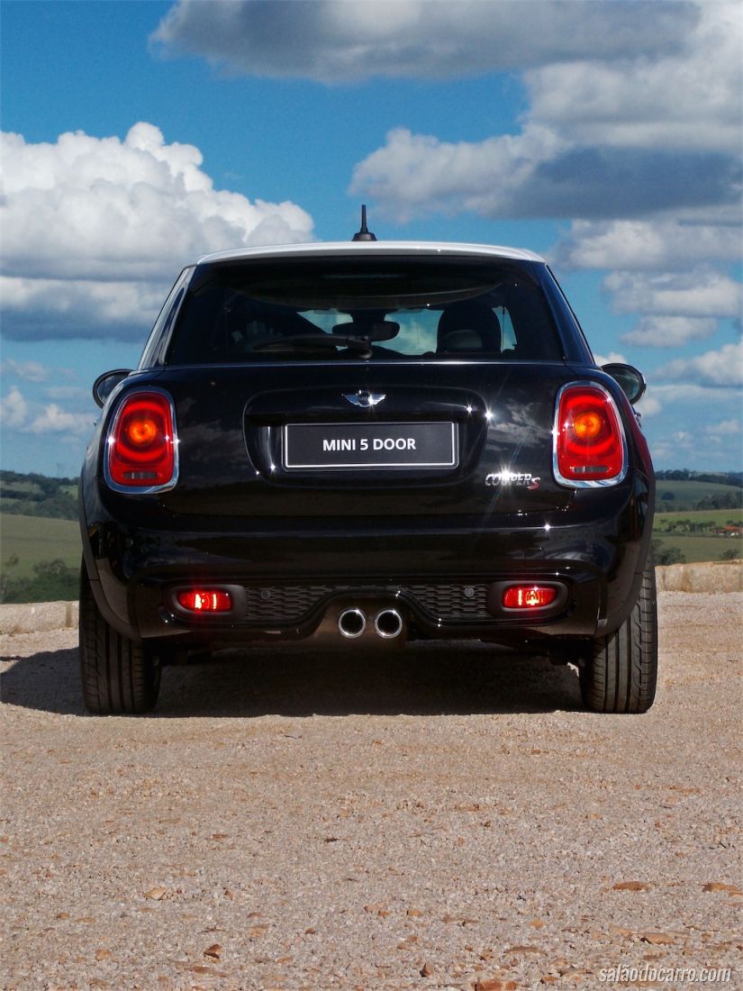 Visão da traseira do hatch premium
