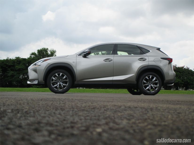 Visão lateral do SUV de luxo