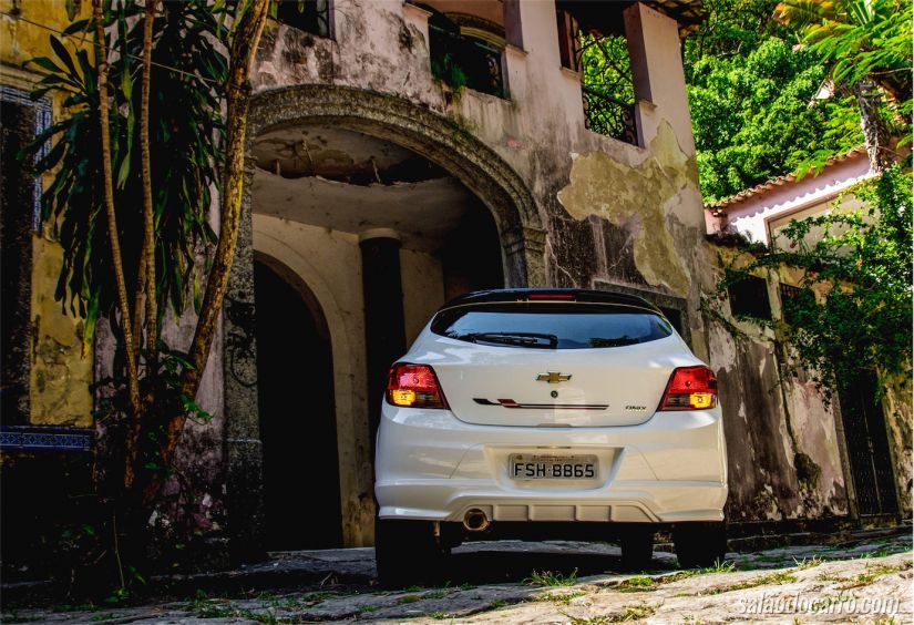 Visão da traseira do hatch compacto