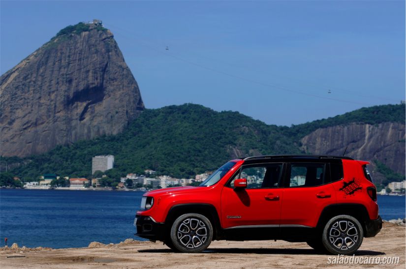 Visão do SUV sob a bela paisagem carioca