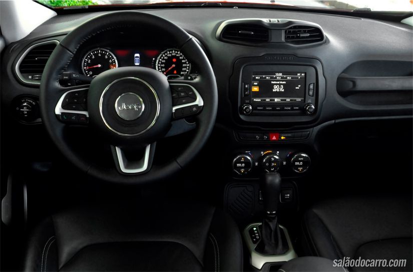Interior do Renegade é bem acertado do ponto de vista de design e tecnologia
