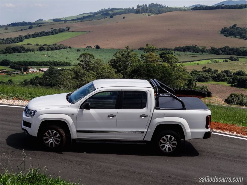 Visão lateral dá a ideia da robustez da Amarok