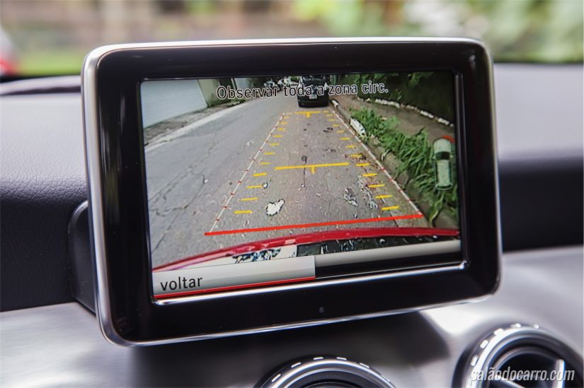 Detalhe do GPS embutido no painel