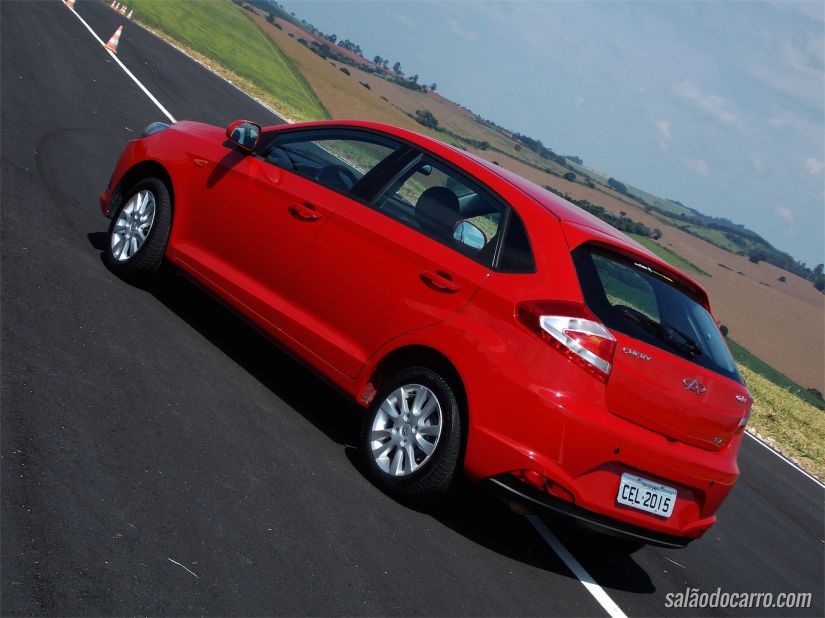 Traseira do veículo lembra bastante o antigo Fiat Palio