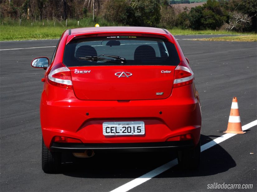 Traseira do hatch compacto