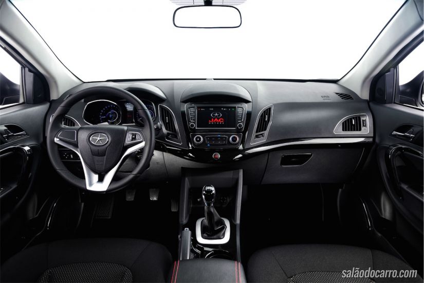 Interior do JAC T6 tem bons acabamentos